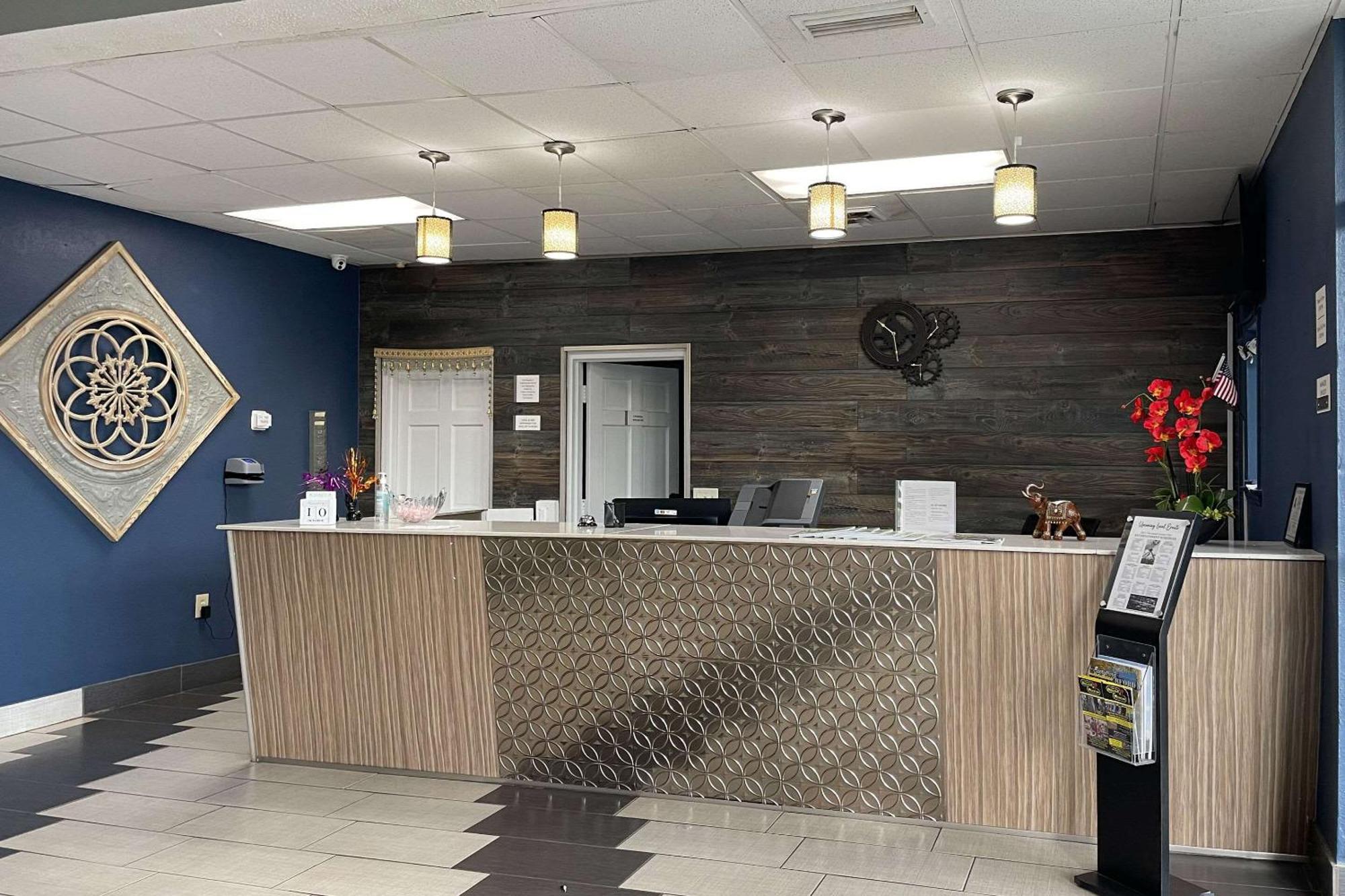 Lodge Econo Forest City