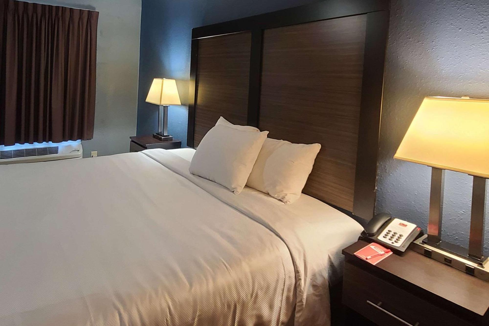 Econo Lodge *